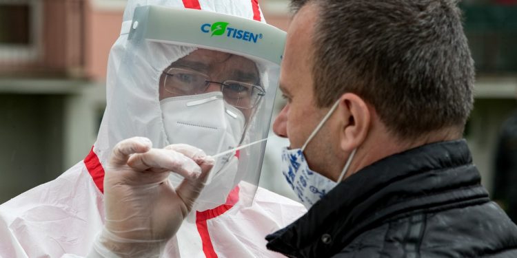 ministrul-sanatatii-din-slovacia-a-tratat-pacientii-covid-intr-un-spital-din-orasul-cu-cea-mai-mare-rata-de-infectare
