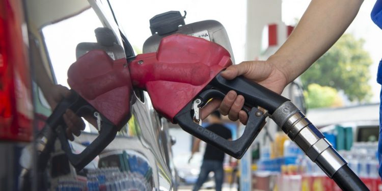benzina-si-motorina-se-vor-scumpi-de-la-1-ianuarie.-cat-vei-plati-in-plus-la-fiecare-litru