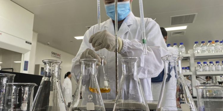 un-farmacist-din-sua-a-fost-arestat,-dupa-ce-a-dezghetat-intentionat-500-de-doze-de-vaccin-anti-covid