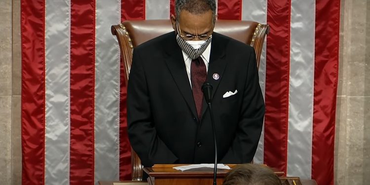 moment-viral-in-congresul-american.-un-democrat-a-incheiat-o-rugaciune-cu-formula-„amen-and-a-woman“