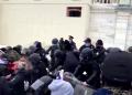 video-scene-de-anarhie-in-inima-democratiei-americane.-bataia-intre-protestatari-si-politia-de-la-capitoliu