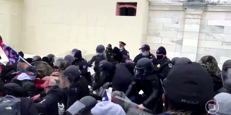 video-scene-de-anarhie-in-inima-democratiei-americane.-bataia-intre-protestatari-si-politia-de-la-capitoliu