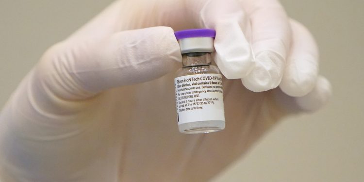 doi-medici-si-un-membru-al-personalului-auxiliar-de-la-spitalul-din-timisoara,-depistati-pozitiv-cu-covid-19-dupa-vaccinare