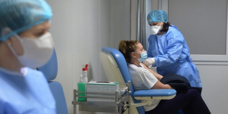romania-vaccineaza-la-un-ritm-extrem-de-mic.-cati-ani-ar-dura-campania-de-vaccinare-pentru-a-atinge-obiectivul