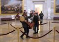 sustinatorii-lui-trump-incep-sa-fie-identificati:-unul-a-fost-concediat-deja.-cine-este-barbatul-care-cara-un-pupitru-in-congres