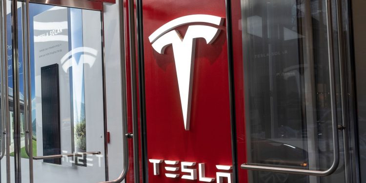 tesla-valoreaza-pentru-prima-data-peste-800-de-miliarde-de-dolari.-actiunile-companiei-sunt-in-continua-crestere
