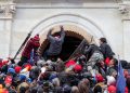 video.-imagini-socante-cu-un-politist-strivit-de-sustinatorii-lui-donald-trump-in-timpul-asaltului-asupra-congresului