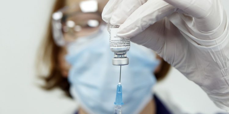 o-lume-„in-care-va-trebui-sa-arati-ca-esti-vaccinat-daca-vrei-sa-cumperi-paine“.-cum-ar-putea-arata-noua-realitate-in-elvetia