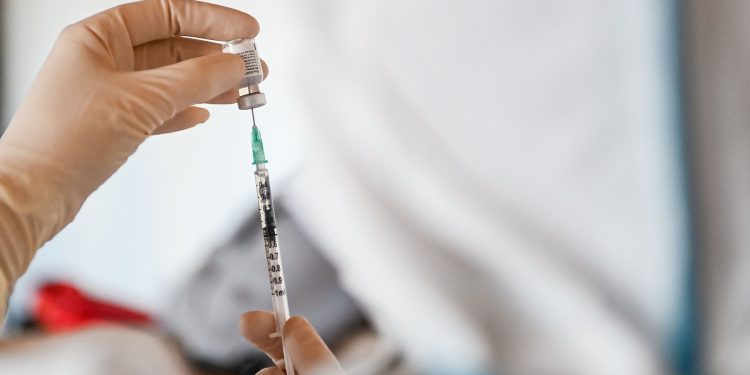 romania-a-vaccinat-anti-covid-in-total-125000-de-oameni.-numarul-reactiilor-adverse-dupa-16-zile