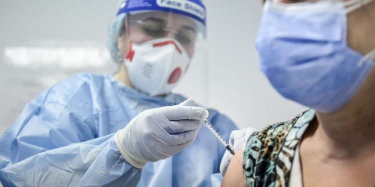 bilantul-zilei-record-de-persoane-vaccinate-in-ultimele-24-de-ore-in-total,-235.239-de-romani-au-fost-vaccinati