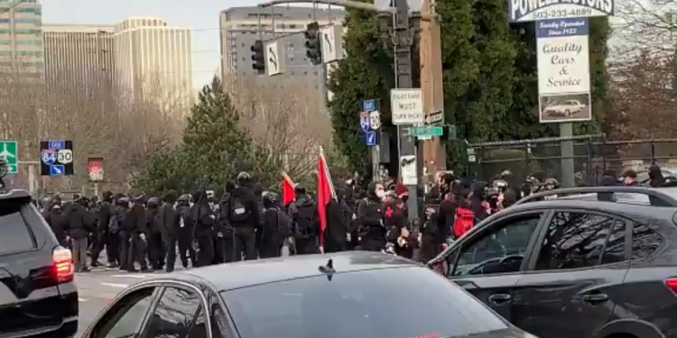 protestatarii-au-vandalizat-sediul-partidului-democrat-din-portland-in-ziua-investirii-lui-joe-biden