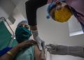 oficial-britanic:-persoanele-vaccinate-anti-covid-pot-raspandi-virusul