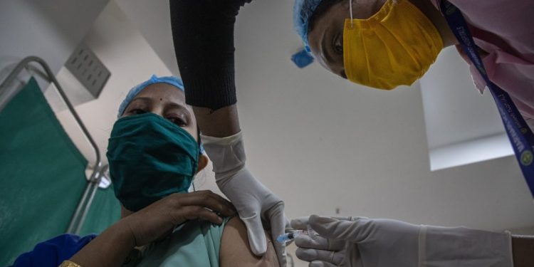 oficial-britanic:-persoanele-vaccinate-anti-covid-pot-raspandi-virusul