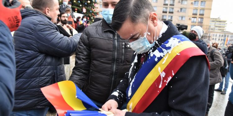 reactia-lui-chirica,-dupa-ce-a-fost-atacat-cu-iaurt:-„norocul-meu-ca-nu-am-intoleranta-la-lactoza”