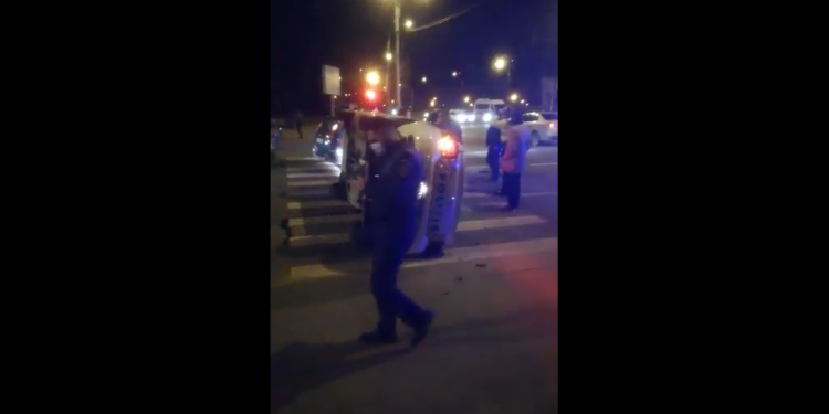 video-masina-a-politiei,-rasturnata-in-capitala.-un-jandarm-a-fost-ranit-usor