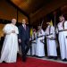 cum-a-fost-intampinat-papa-francisc-in-irak.-imaginile-unei-vizite-istorice
