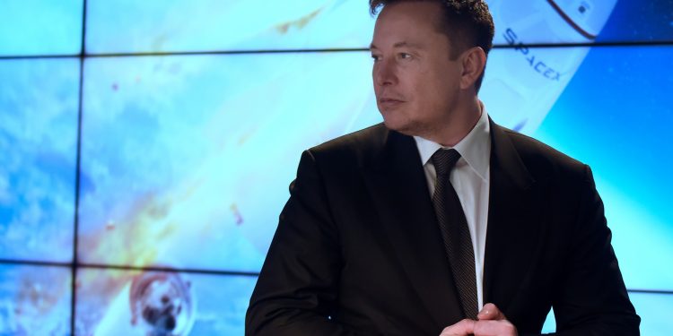 elon-musk-si-a-schimbat-denumirea-functiei-in-“tehno-rege”-al-tesla.-cum-a-fost-denumit-directorul-financiar-al-companiei