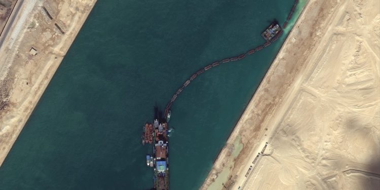nava-imensa-blocata-in-canalul-suez-a-fost-miscata-pentru-prima-data-de-la-declansarea-crizei-﻿