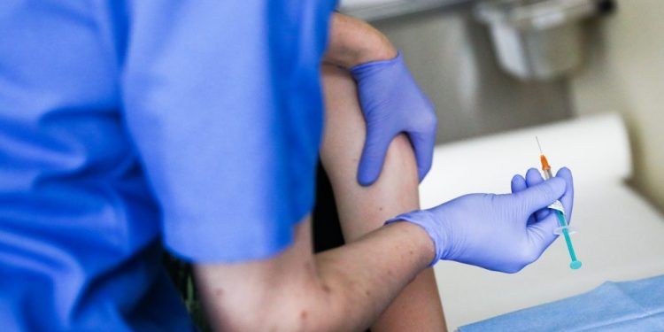 alt-caz-de-tromboza-venoasa-dupa-vaccinarea-cu-astrazeneca.-cum-trebuie,-de-fapt,-administrat-serul