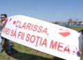si-a-convins-iubita-sa-sara-cu-parasuta-doar-pentru-a-o-cere-de-sotie-pe-un-aerodrom.-ce-i-a-raspuns-femeia-inainte-sa-ajunga-la-sol