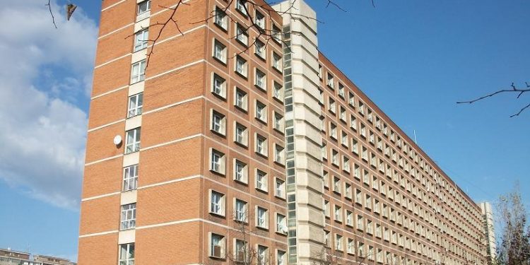 o-fata-de-15-ani,-grav-ranita-dupa-ce-a-cazut-de-pe-un-bloc-cu-patru-etaje.-cum-a-supravietuit-accidentului