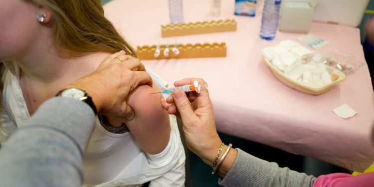 moderna-va-solicita-autorizatia-in-europa-pentru-vaccinul-destinat-adolescentilor-intre-12-si-17-ani