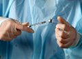 tara-care-va-combina-vaccinurile,-dupa-ce-sute-de-medici-s-au-infectat-cu-covid-19,-desi-erau-imunizati