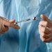 tara-care-va-combina-vaccinurile,-dupa-ce-sute-de-medici-s-au-infectat-cu-covid-19,-desi-erau-imunizati