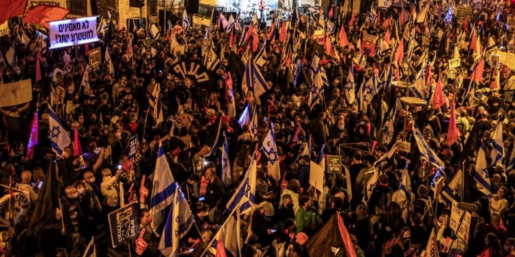 proteste-in-europa:-oamenii-sunt-tot-mai-nemultumiti-de-introducerea-„green-pass”-ului
