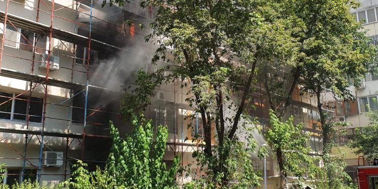 foto:-incendiu-la-un-bloc-pe-calea-rahovei.-au-fost-constituite-echipe-de-cautare-salvare-pentru-evacuarea-locatarilor