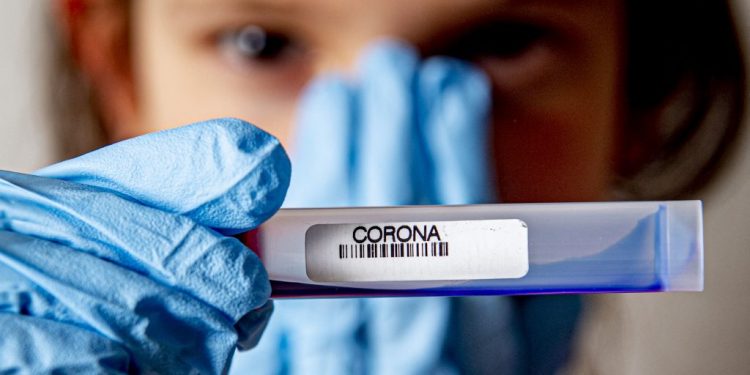 ministerul-sanatatii:-parintii-infectati-cu-virusul-sars-cov-2-vor-putea-fi-tratati-in-sectiile-de-pediatrie-unde-se-afla-internati-si-copiii-lor