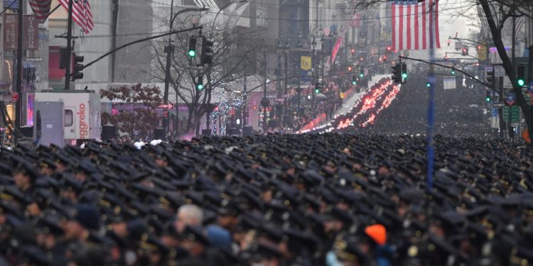 imagini-impresionante.-mii-de-politisti-din-sua-au-participat-la-serviciul-funerar-al-unui-coleg-de-22-de-ani,-ucis-in-harlem