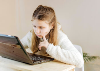 De ce să îi cumperi copilului tău un laptop second hand pentru școală?