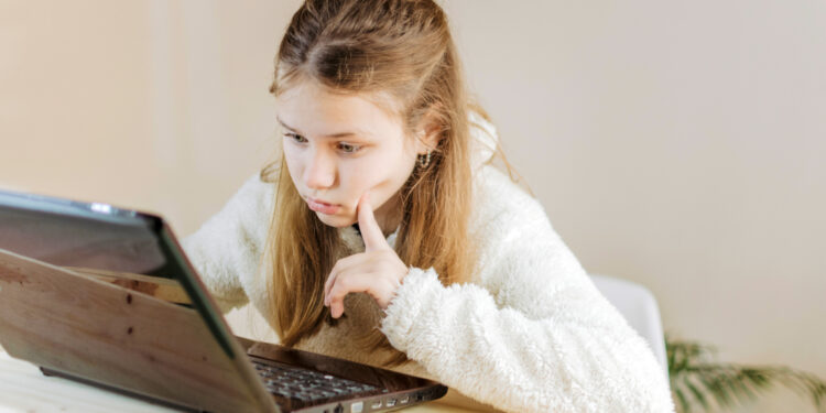 De ce să îi cumperi copilului tău un laptop second hand pentru școală?