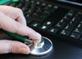 Cum să repari ecranul negru în Windows 11 (cauze și soluții)